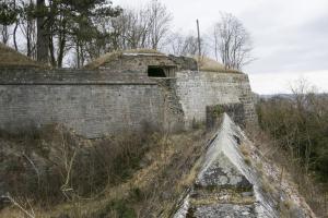 Ligne Maginot - Bb7-B - CHARLEMONT - Ouest - À noter que la dame située sur le rempart a été arasée pour libérer le champ de tir.
