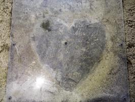 Ligne Maginot - Bb7-B - CHARLEMONT - Ouest - Dans la traverse-abri voisine, cœur commémoratif gravé sur le sol, rappelant le souvenir des servants de cette pièce. Des impacts sont encore visibles dans la casemate.