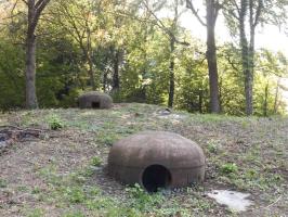 Ligne Maginot - BOIS DE LAUDREFANG NORD - C76 - (Casemate d'infanterie - Simple) - Les dessus
Les deux cloches mitrailleuses et arme mixte