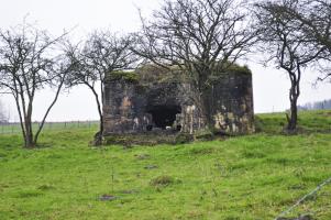 Ligne Maginot - DB243 - (Blockhaus pour arme infanterie) - Le dessus du créneau de mitrailleuse a reçu de nombreux impacts