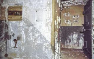 Ligne Maginot - FERME DU BOIS DU FOUR - O10 - (Observatoire d'artillerie) - L'entrée avec son créneau FM