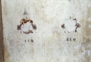Ligne Maginot - FERME DU BOIS DU FOUR - O10 - (Observatoire d'artillerie) - Local radio.
La prise spécifique 220V pour le poste radio  ER 50F et une prise 110V de la distribution électrique normale