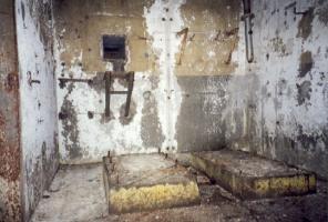 Ligne Maginot - FERME DU BOIS DU FOUR - O10 - (Observatoire d'artillerie) - Les supports des deux groupes électrogènes alimentant l'observatoire