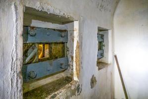 Ligne Maginot - JANUS - (Ouvrage d'artillerie) - Bloc 1
Vue intérieure des créneaux FM dans l'axe du couloir du garage