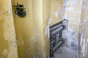 Ligne Maginot - JANUS - (Ouvrage d'artillerie) - Bloc 3
Sortie de secours. 
Notez la goulotte lance-grenades en haut à gauche