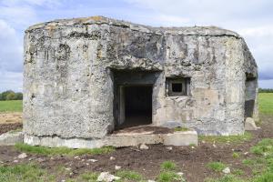 Ligne Maginot - B562 - CHEMIN DE FER EST - (Blockhaus pour canon) - L'arrière, l'entrée AC et créneau FM