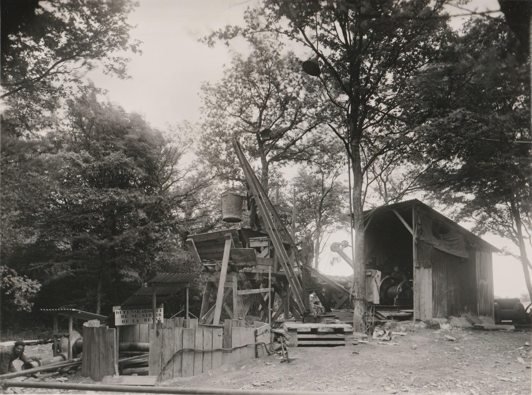 Ligne Maginot - METRICH - A17 - (Ouvrage d'artillerie) - Construction de l'ouvrage par la société La Construction Générale
Photo prise aux environs de 1932
Chantier de bétonnage au droit de l'un des puits de service - Pierre BRIAND