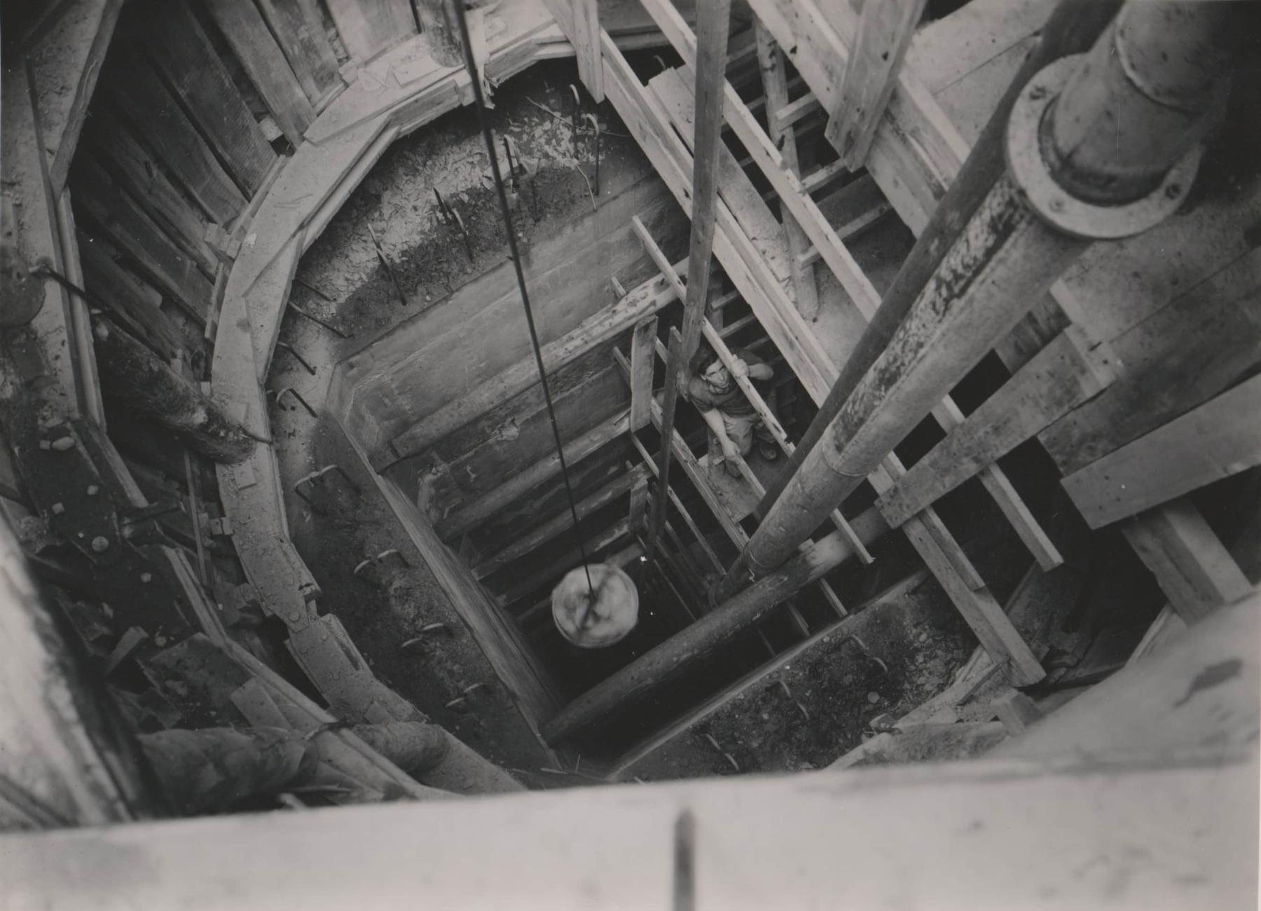 Ligne Maginot - METRICH - A17 - (Ouvrage d'artillerie) - Construction de l'ouvrage par la société La Construction Générale
Photo prise aux environs de 1932
Descente du béton par le puits de service - Pierre BRIAND