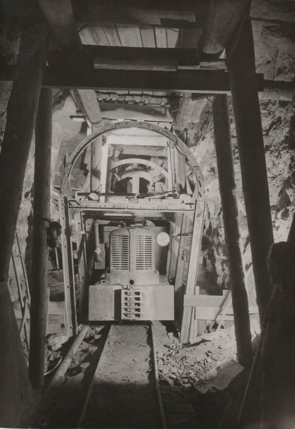 Ligne Maginot - METRICH - A17 - (Ouvrage d'artillerie) - Construction de l'ouvrage par la société La Construction Générale
Photo prise aux environs de 1932
Percement des galeries et locaux  - Pierre BRIAND