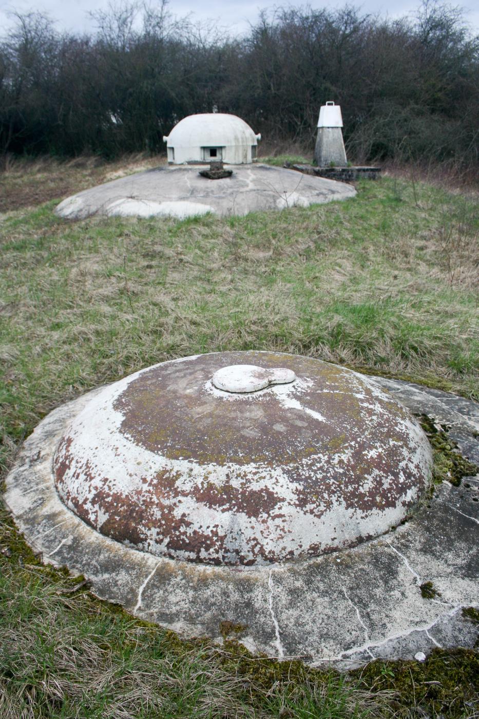 Ligne Maginot - CATTENOM - O20 - (Observatoire d'artillerie) - Cloche Obs au premier plan, cloche GFM au second plan. - Michel Teiten