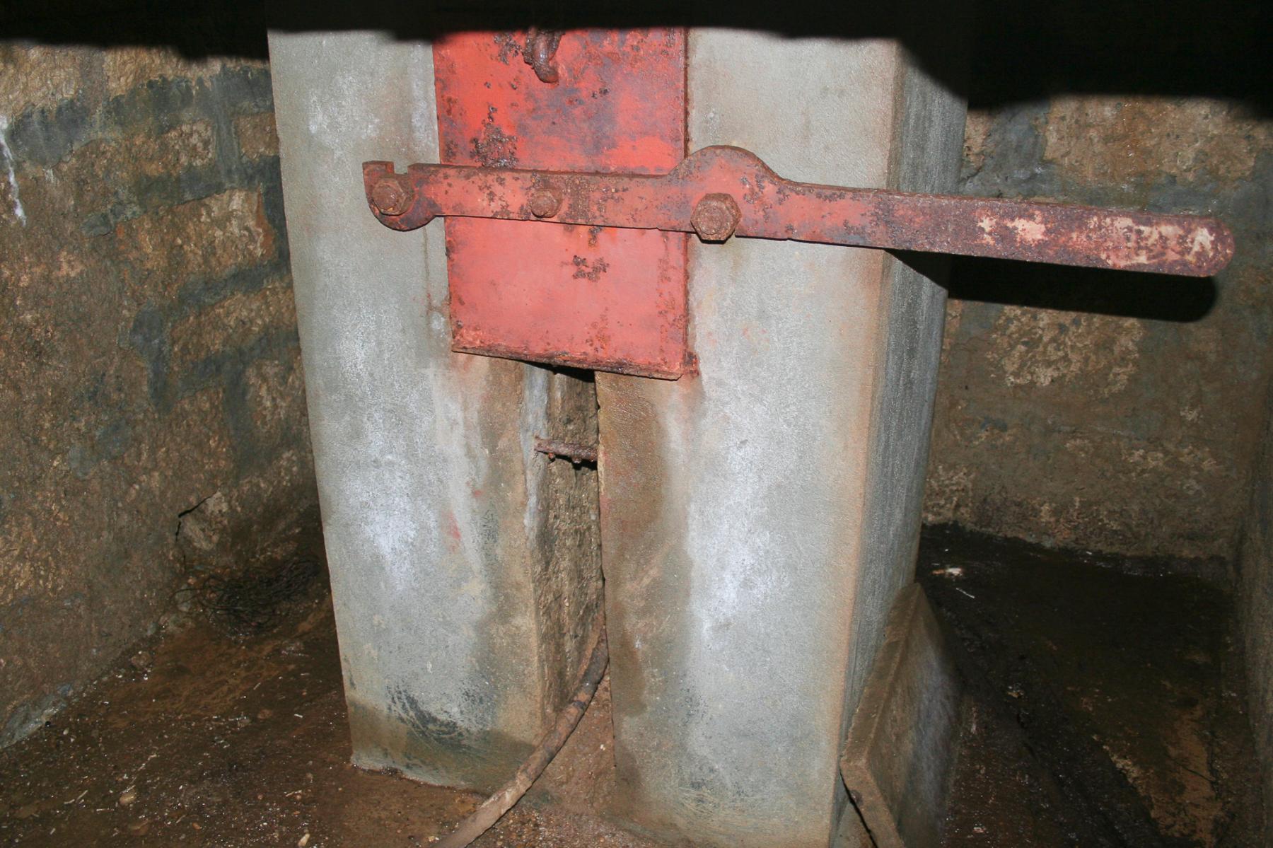 Ligne Maginot - BOIS D'ESCHERANGE - X3 (QUARTIER KANFEN - I/169°RIF) - (Abri) - Entrée des câbles  - Michel Teiten