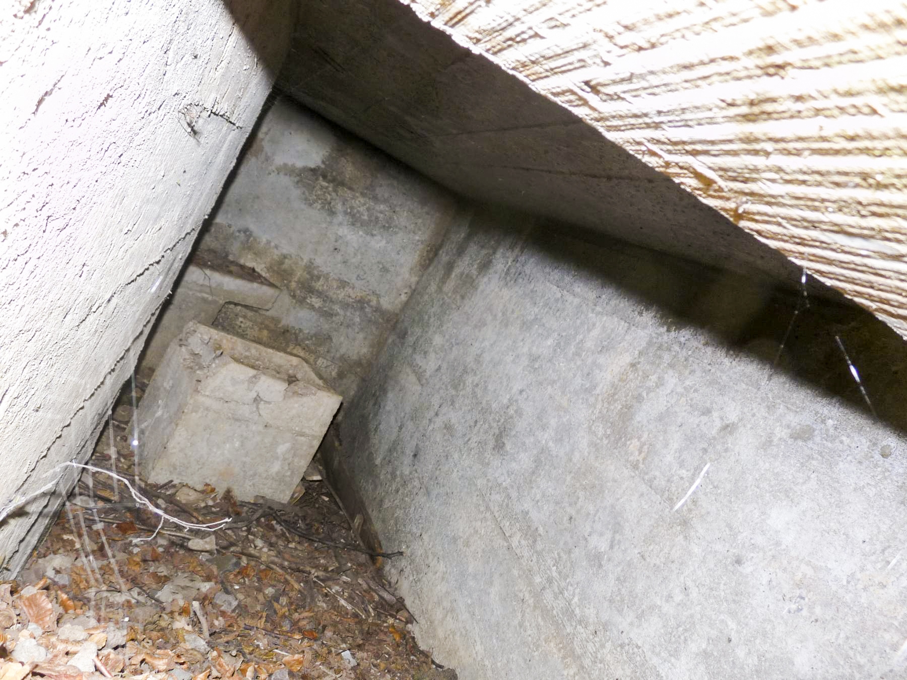 Ligne Maginot - HESTROFF NORD 6 - (Blockhaus pour canon) - L'intérieur; désolé j'ai pas mieux! - Sylvie Laure LAMBERT