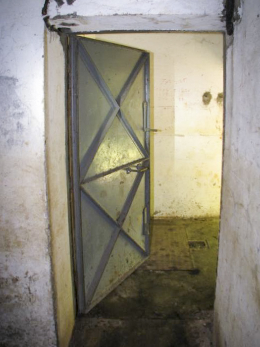 Ligne Maginot - GROS BOIS - X1 (QUARTIER LUDELANGE - I/128°RIF) - (Abri) - L'entrée de l'abri
Noter la trappe au sol donnant dans la réserve à charbon