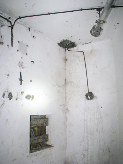 Ligne Maginot - GROS BOIS - X1 (QUARTIER LUDELANGE - I/128°RIF) - (Abri) - La caponnière gauche, niveau inférieur, avec l'entrée du câble de TSF.