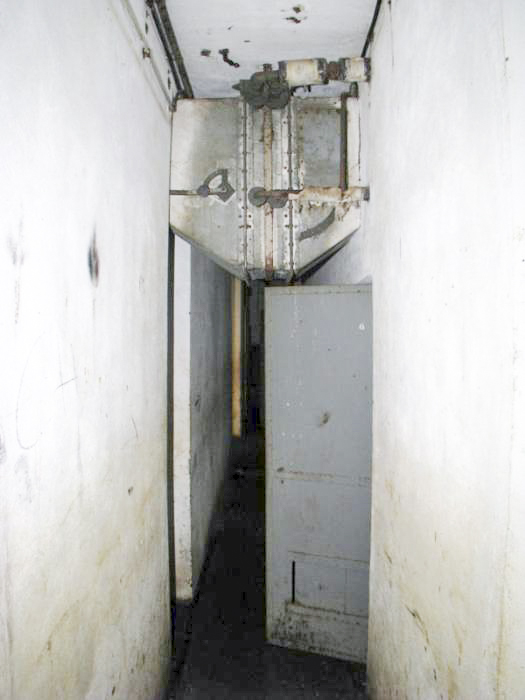 Ligne Maginot - GROS BOIS - X1 (QUARTIER LUDELANGE - I/128°RIF) - (Abri) - L'aérotherme
Cet équipement est un échangeur de chaleur placé sur la gaine d'arrivée d'air de l'abri et alimenté en vapeur basse pression par la chaudière au charbon installée dans la cuisine. Il est destiné au réchauffement de lair renouvelé dans l'abri