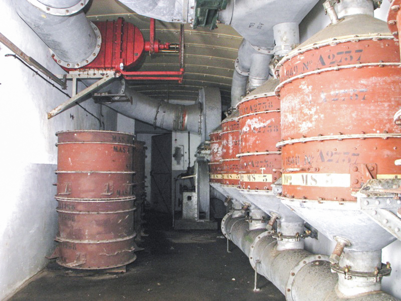 Ligne Maginot - GROS BOIS - X1 (QUARTIER LUDELANGE - I/128°RIF) - (Abri) - Le local de ventilation
Vue sur les filtres à papier et charbon utilisés pour nettoyer l'air extérieur en cas d'attaque par gaz.