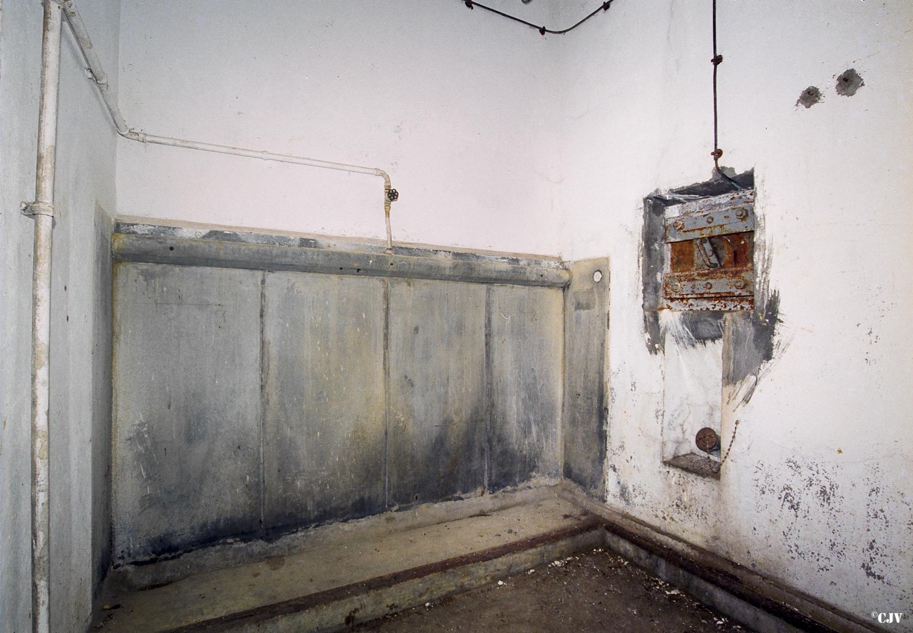 Ligne Maginot - GROS BOIS - X1 (QUARTIER LUDELANGE - I/128°RIF) - (Abri) - Un urinoir - Lia VERMEULEN