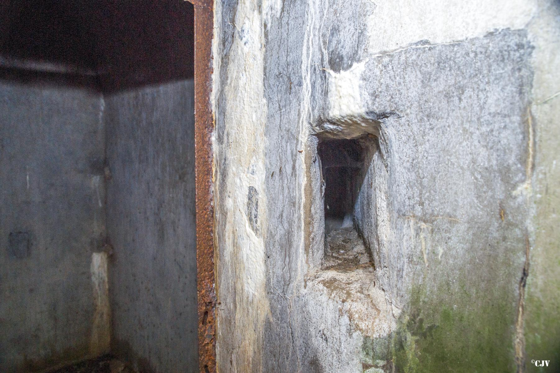 Ligne Maginot - BOIS DU LAIT - (PC) - L'ouverture pour le passage des cables