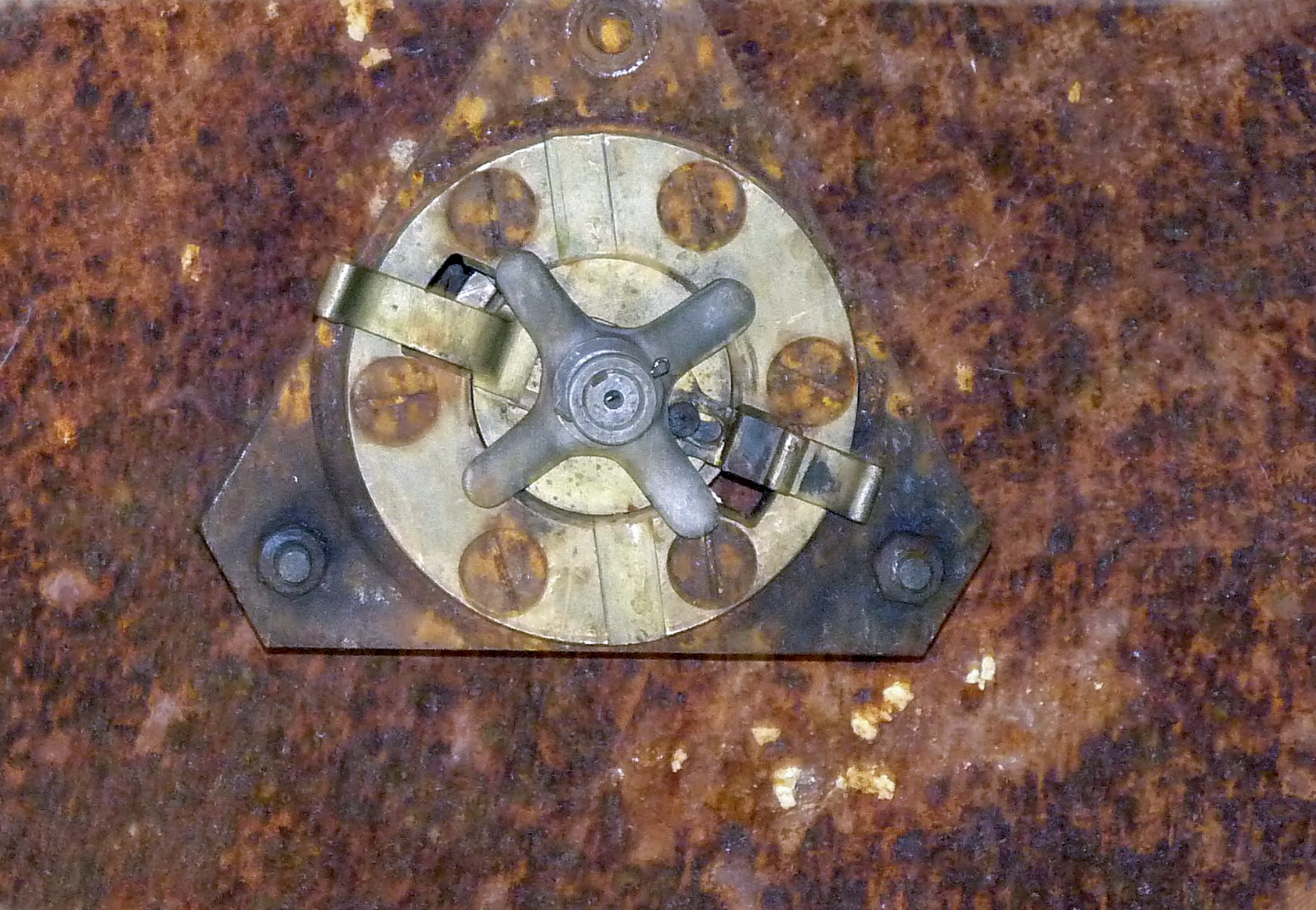 Ligne Maginot - PETERSBERG EST - C40 - (Casemate d'infanterie - Simple) - Cloche GFM
Le support prévu pour le périscope J2 
