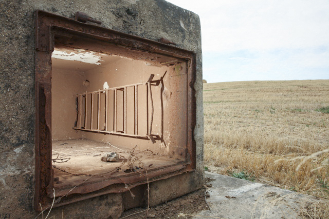 Ligne Maginot - 85M (Chambre de coupure) - Lintérieur de cette chambre de coupure offre une exiguïté peu commune, propre aux modèles de taille réduite.

Non visible sur la photo, les fixations murales pour du petit appareillage téléphonique sont encore présentes. - www.arnaultjl-photo.com