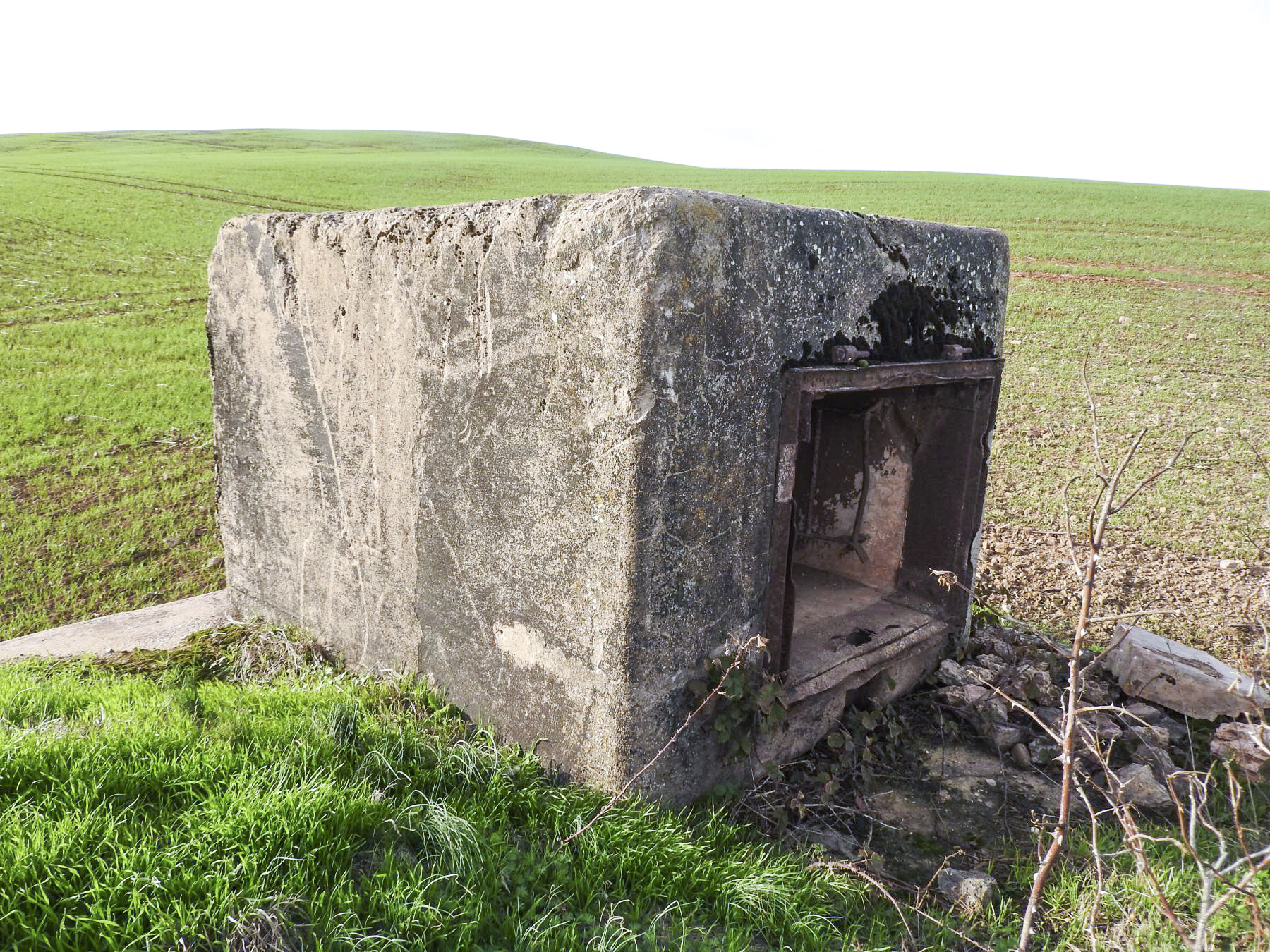 Ligne Maginot - 85M - (Chambre de coupure) - La chambre de coupure déposée sur la dalle du blockhaus. - STENGER Mathieu