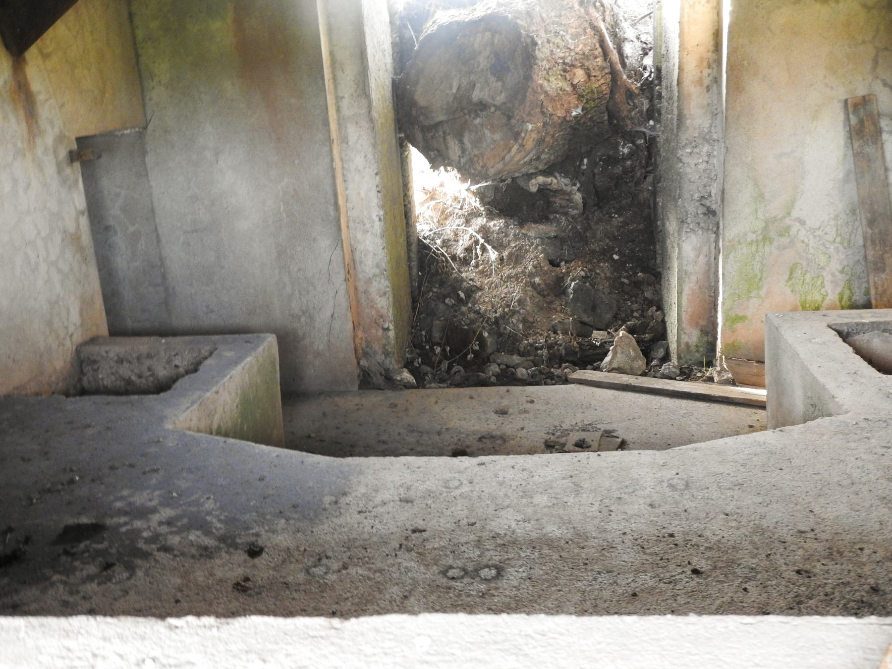 Ligne Maginot - BB205 - ROTHERBERG 02 - (Blockhaus pour canon) - La chambre de tir vue par le créneau. - STENGER Mathieu