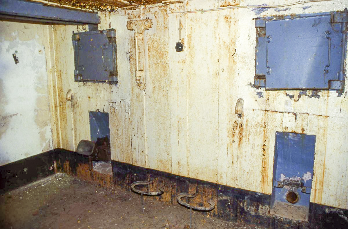 Ligne Maginot - BOIS DE KANFEN OUEST - C42 - (Casemate d'infanterie - Simple) - Chambre de tir avec deux créneaux. 
Le créneau de gauche est doté d'un bi-rail supportant le canon de 37 qui pouvait être échangé avec un jumelage de mitrailleuses Reibel. Le créneau de droite était doté d'un jumelage de mitrailleuses Reibel