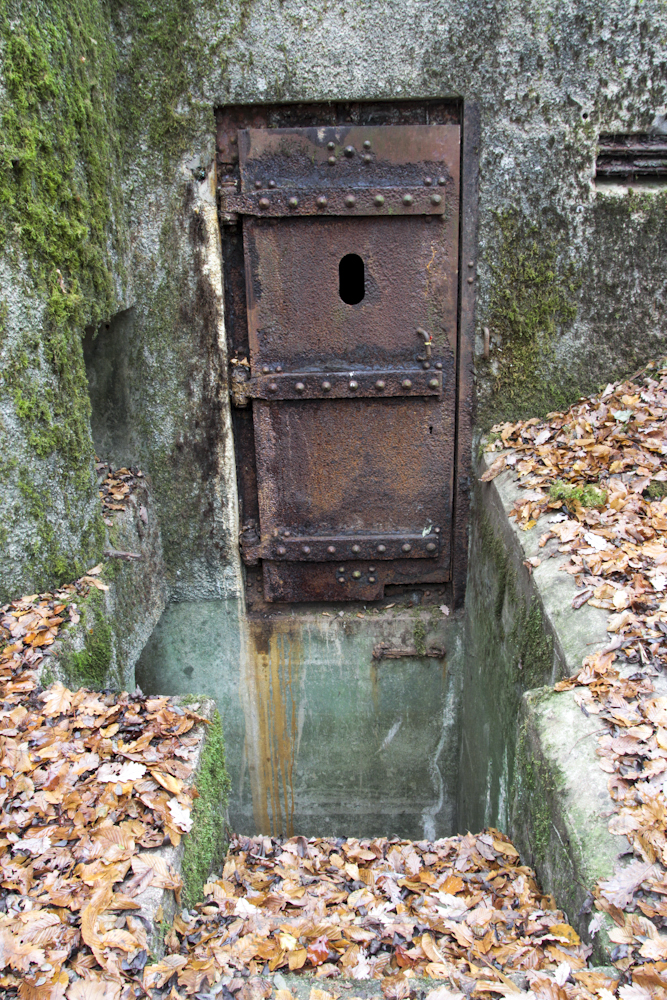 Ligne Maginot - BOIS DE KANFEN EST - C43 - (Casemate d'infanterie) - Entrée de la casemate. 
Noter que le fossé diamant ne court pas le long de la casemate mais couvre seulement l'espace devant la porte.