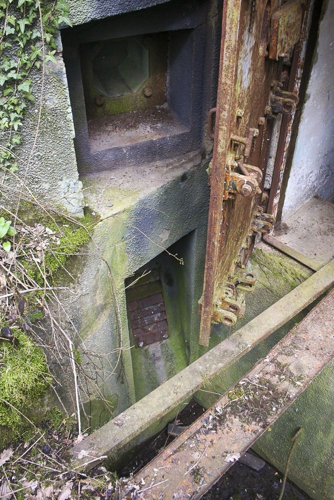 Ligne Maginot - SONNENBERG - C47 - (Casemate d'infanterie - Simple) - Vue des deux créneaux FM de défense rapprochée et du fossé diamant côté entrée - Michel Teiten