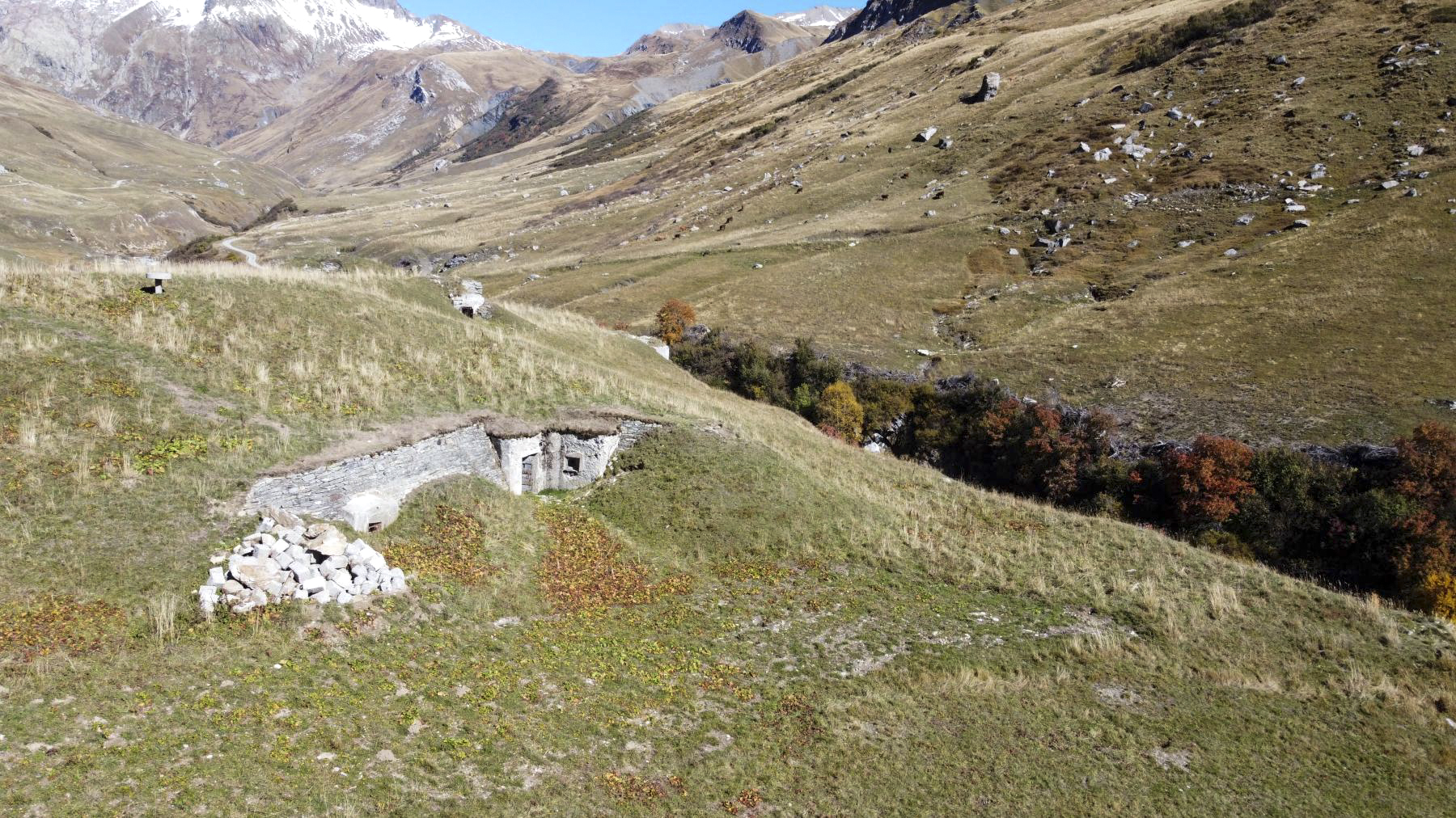 Ligne Maginot - SELOGES - (Ouvrage d'infanterie) - Bloc d'entrée et bloc 1
A l'arrière plan, la vallée de la ville des Glaciers ou débouche le col de la Seigne - ELLENA Daniel - CUNY Philippe
