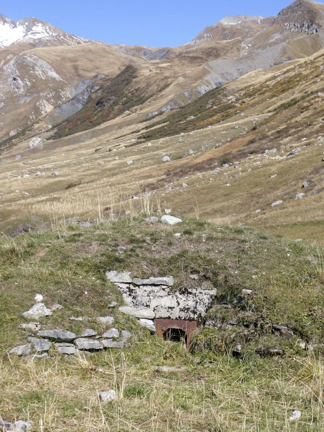 Ligne Maginot - SELOGES - (Ouvrage d'infanterie) - Bloc 3
Créneau défendant les dessus  - ELLENA Daniel - CUNY Philippe