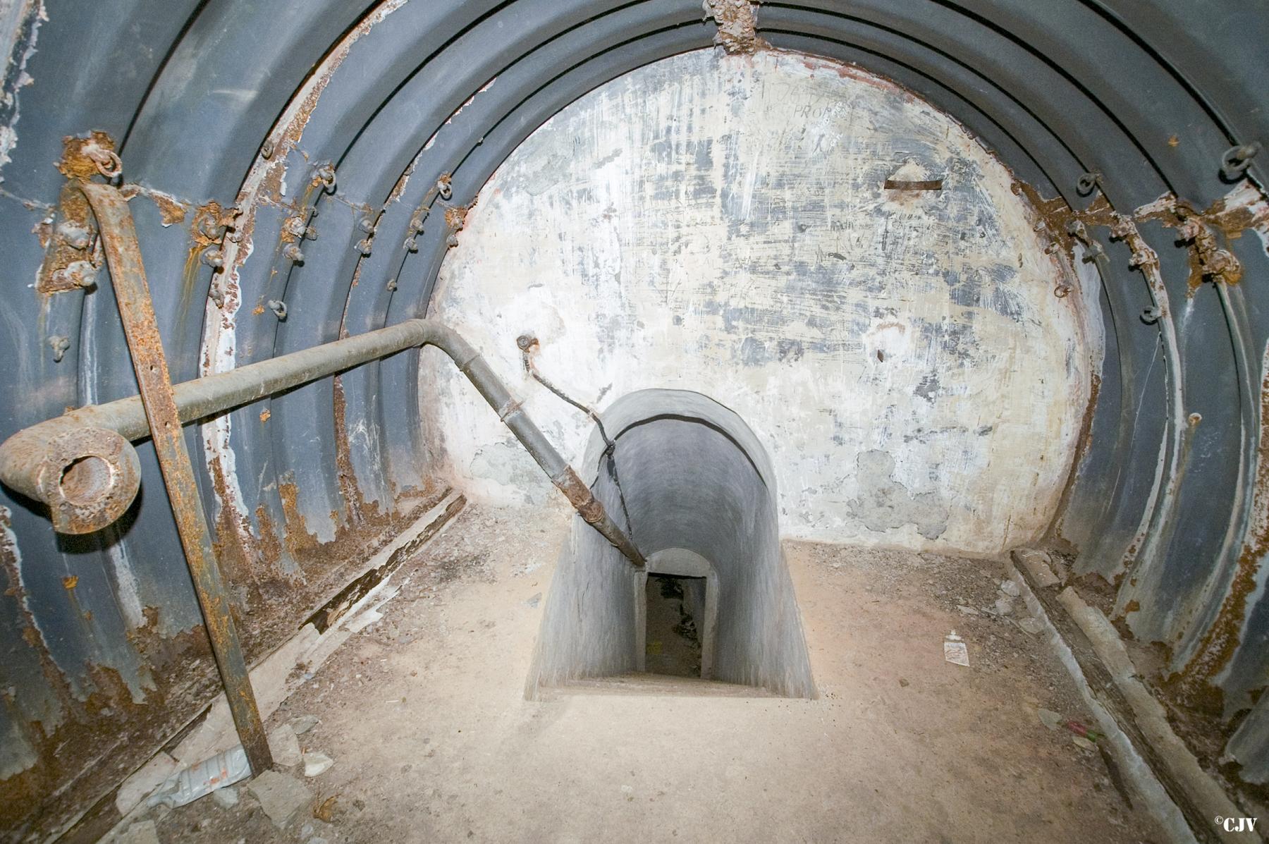 Ligne Maginot - SELOGES - (Ouvrage d'infanterie) - Bloc 4
le débouché de l'escalier dans le bloc
Tuyau d'amenée d'air et prise pour téléphone