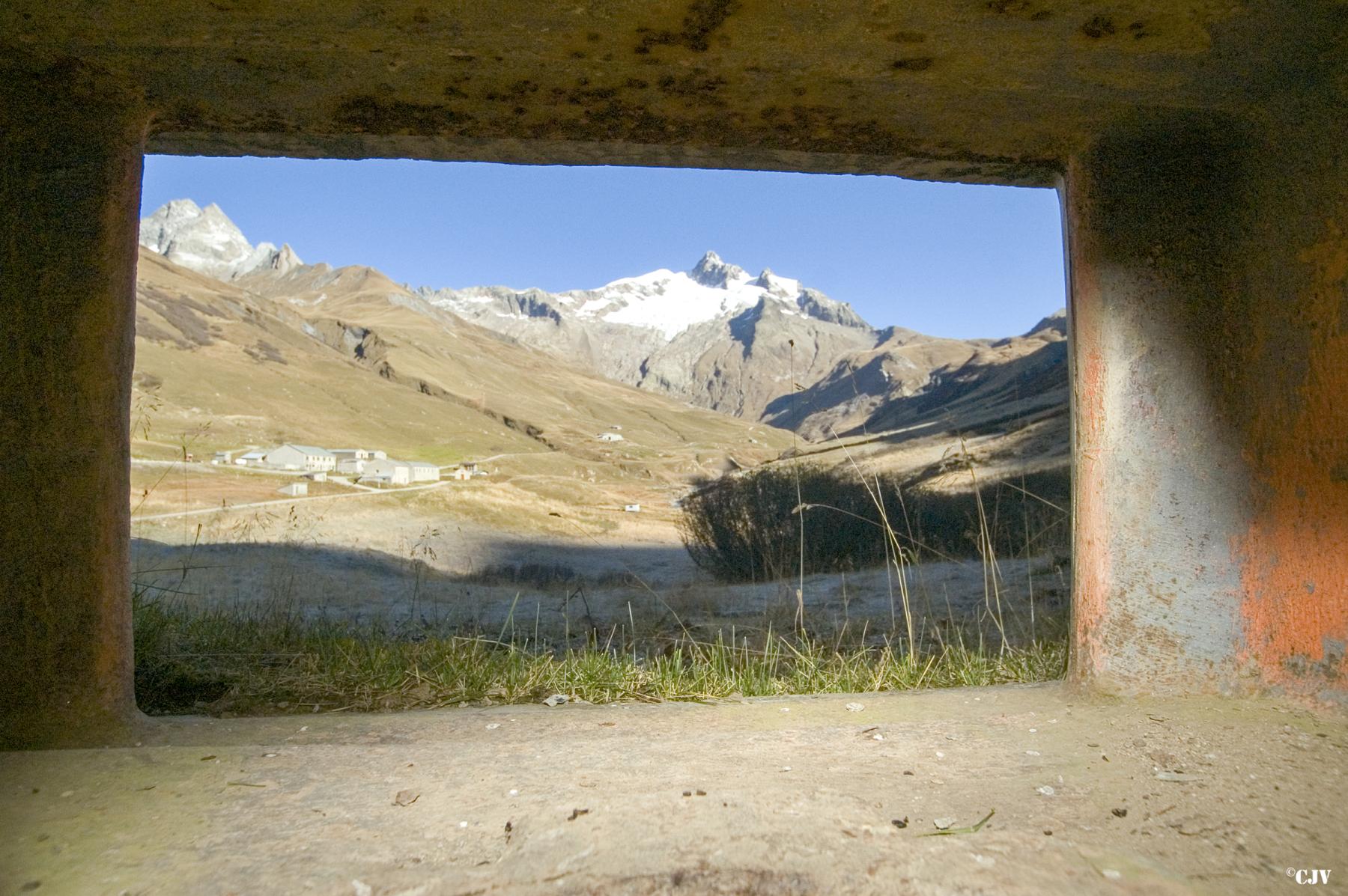 Ligne Maginot - SELOGES - (Ouvrage d'infanterie) - Bloc 4
Image à travers l'embrasure - Lia VERMEULEN