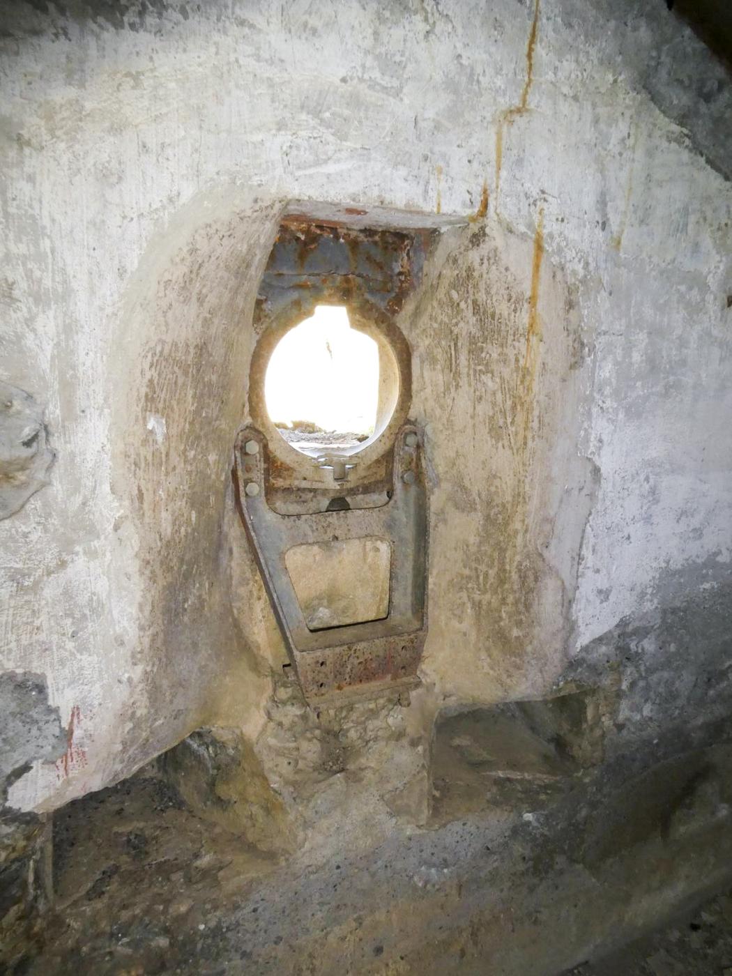 Ligne Maginot - SELOGES - (Ouvrage d'infanterie) - Bloc 4  
Trémie type C2R pour mitrailleuse Hotchkiss 8mm mle 1914. - ELLENA Daniel - CUNY Philippe