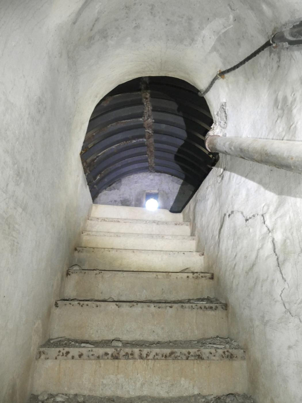 Ligne Maginot - SELOGES - (Ouvrage d'infanterie) - Bloc 4
L'escalier donnant accès au bloc - ELLENA Daniel - CUNY Philippe