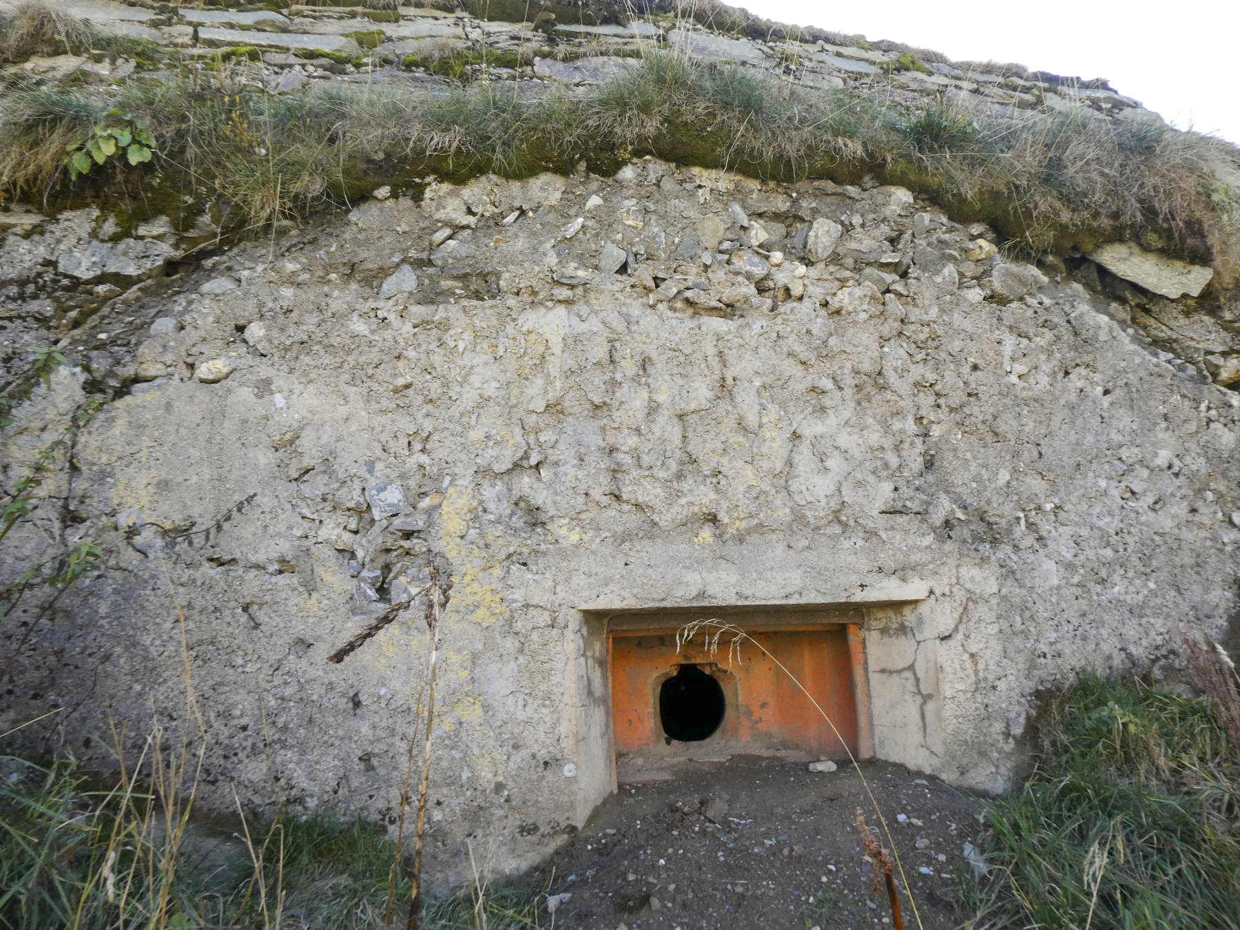 Ligne Maginot - SELOGES - (Ouvrage d'infanterie) - Bloc 4  
Trémie type C2R pour mitrailleuse Hotchkiss 8mm mle 1914. - ELLENA Daniel - CUNY Philippe
