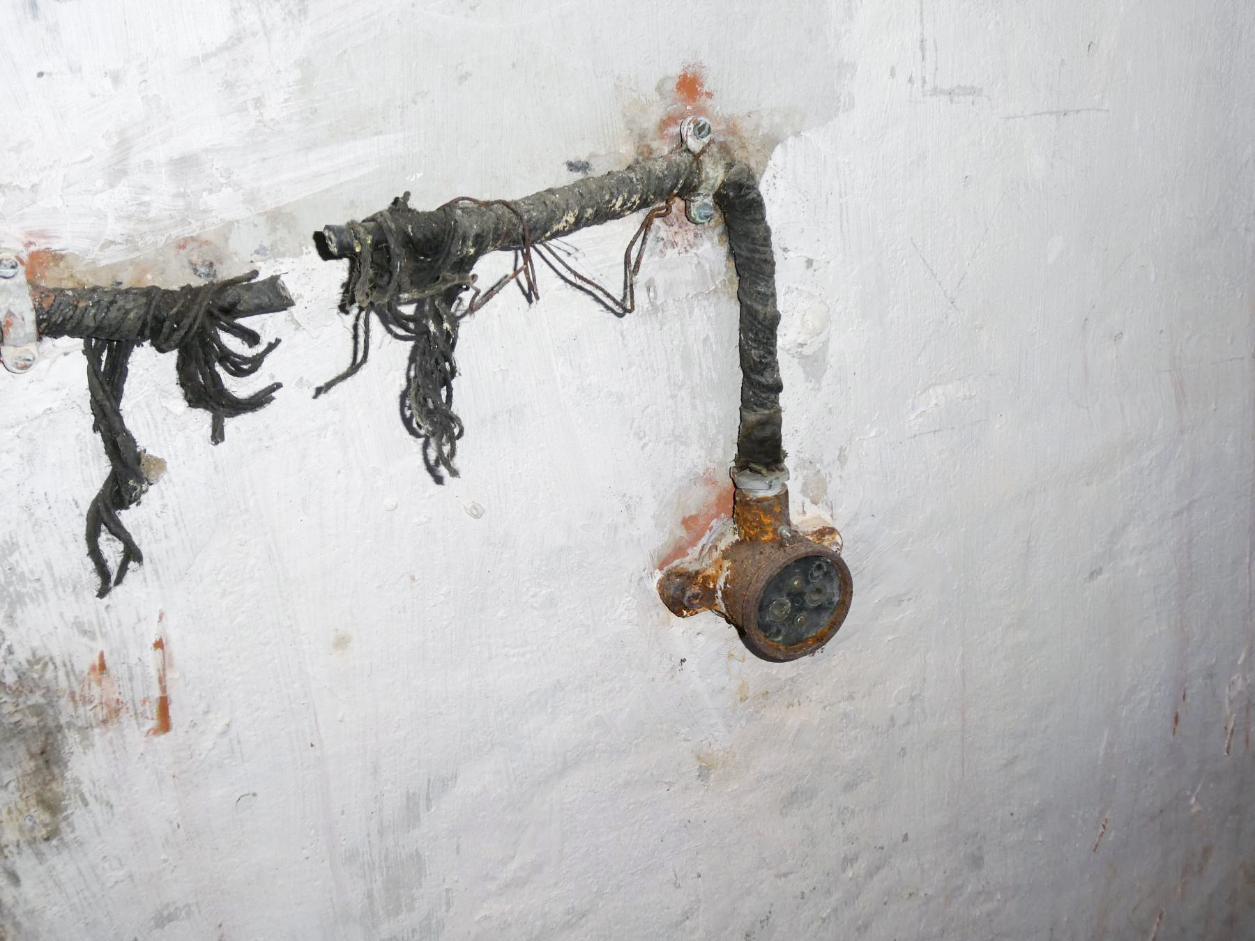 Ligne Maginot - SELOGES - (Ouvrage d'infanterie) - Bloc 6
Prise téléphonique  - ELLENA Daniel - CUNY Philippe