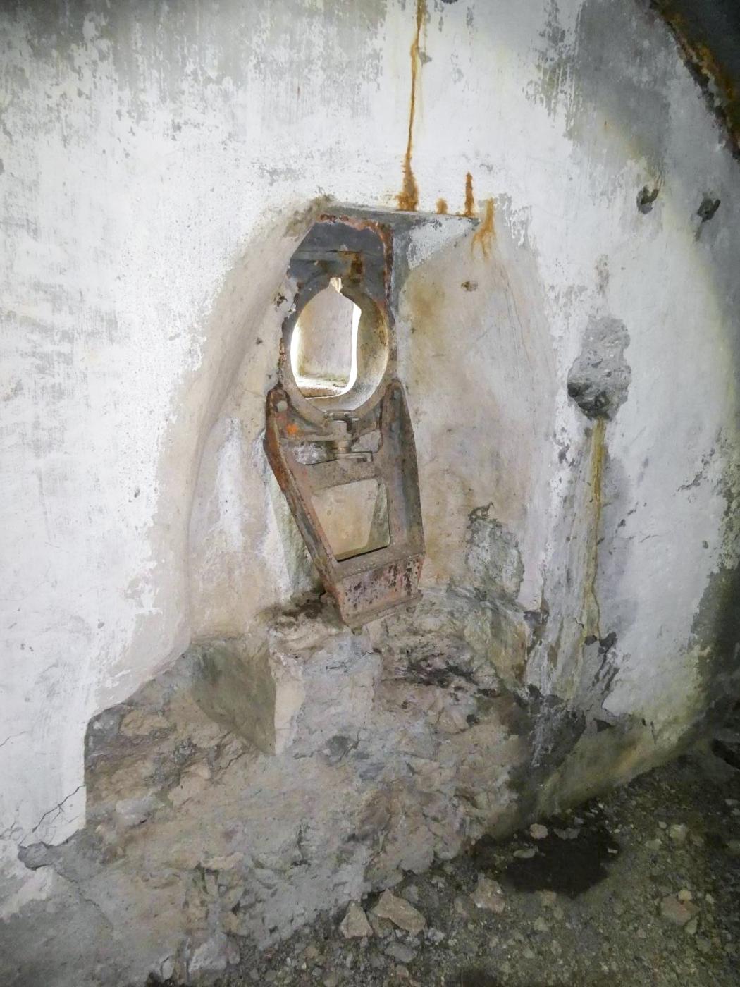 Ligne Maginot - SELOGES - (Ouvrage d'infanterie) - Bloc 6 
Trémie C2R pour mitrailleuses Hotchkiss - ELLENA Daniel - CUNY Philippe