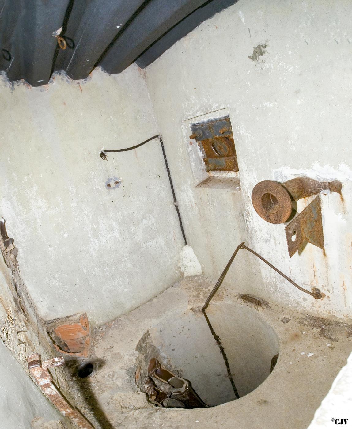 Ligne Maginot - SELOGES - (Ouvrage d'infanterie) - Bloc 5
le haut du puits d'accès 
La trappe le refermant manque