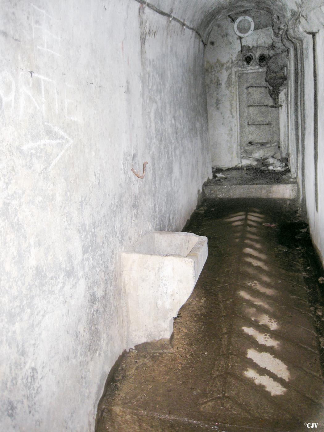 Ligne Maginot - SELOGES - (Ouvrage d'infanterie) - Bloc 8
Le bas du bloc
Puits d'accès vers le bloc