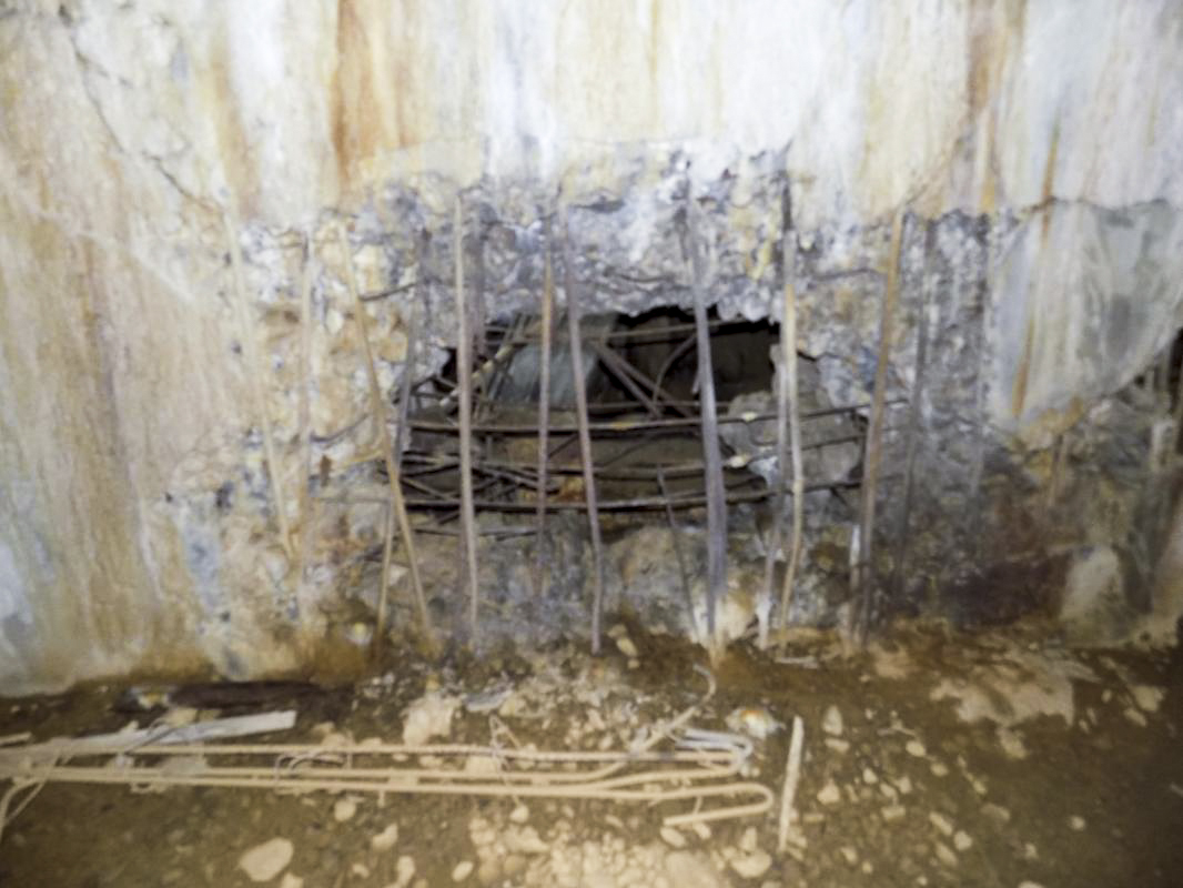 Ligne Maginot - A100 - LA CHAUSSEE - LE FAUNAN - (Blockhaus lourd type STG / STG-FCR - Double) - Dégâts du mur à coté de l'entrée AC