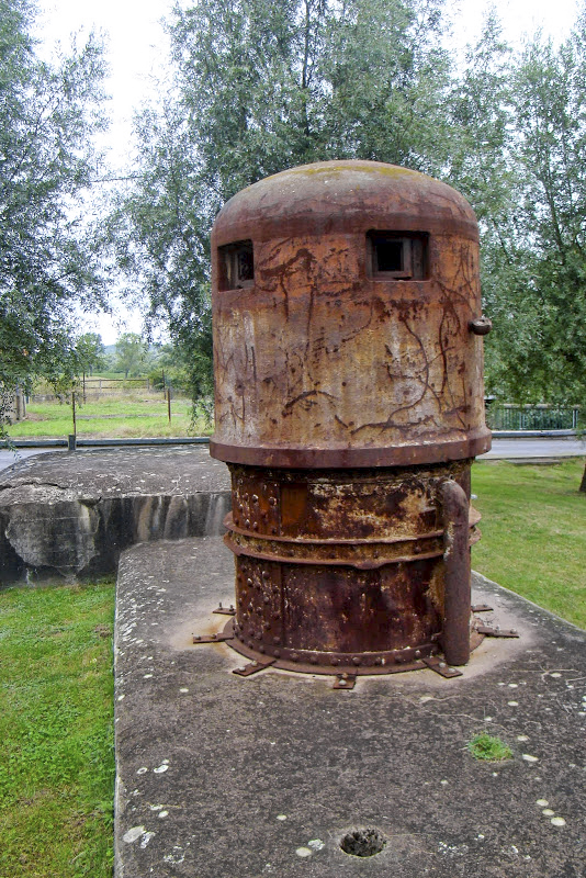 Ligne Maginot - KOENIGSMACKER SUD - C49 - (Casemate d'infanterie - Simple) - Seul vestige de la casemate, la cloche GFM aujourd'hui exposée rue de la Gare le long de la départementale - PAVEL Jan