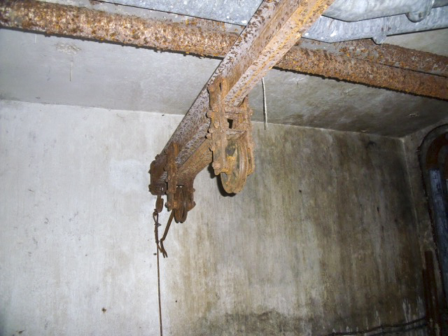 Ligne Maginot - KREKELBUSCH - X15 - (Abri) - Coffre sud
Renvois du palan permettant la descente et remontée de matériel vers la partie souterraine de l'abri - GANDON D