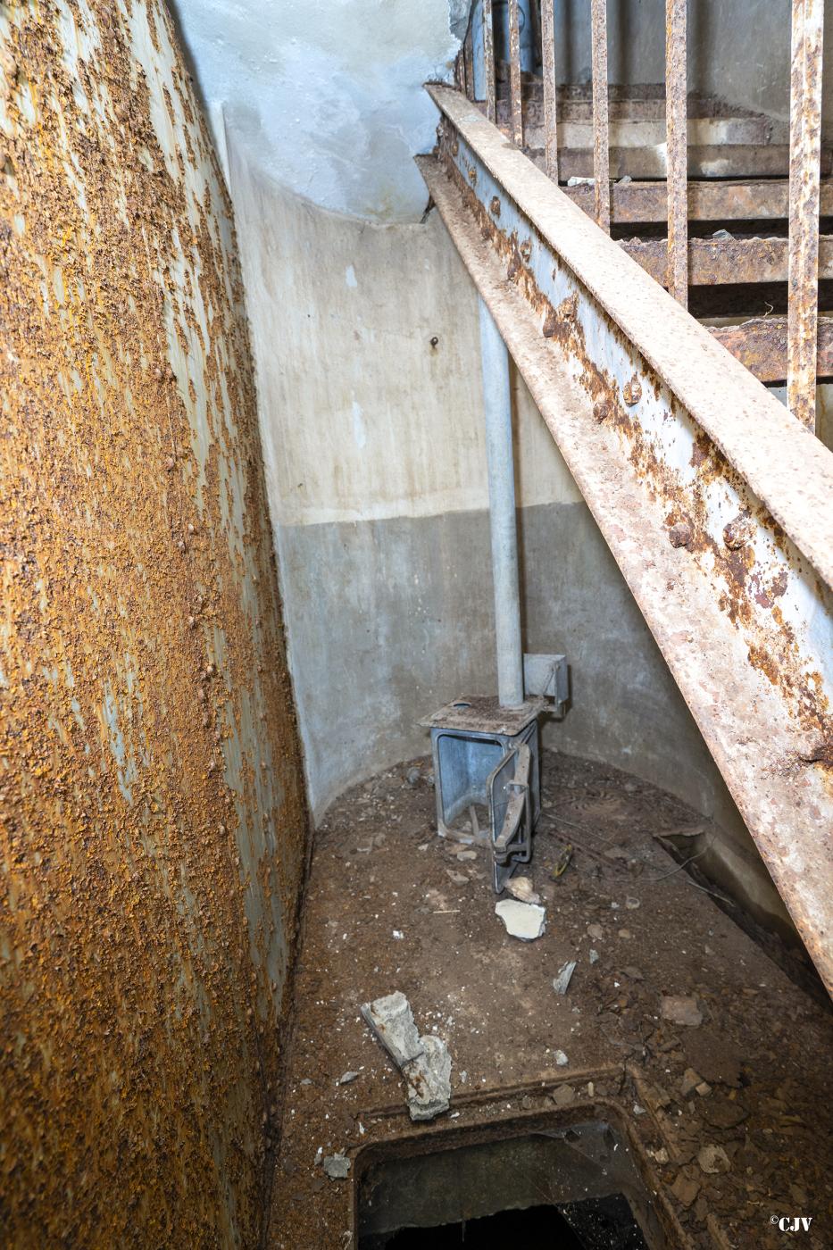 Ligne Maginot - VECKRING NORD - C55 - (Casemate d'infanterie - Simple) - Récepteur des douilles en dessous de l'escalier - Lia VERMEULEN