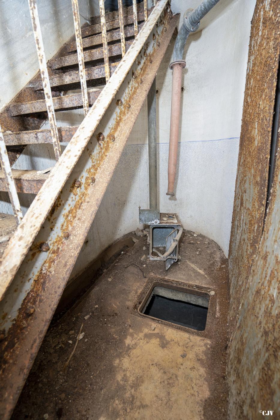 Ligne Maginot - VECKRING SUD - C56 - (Casemate d'infanterie - Simple) - Récepteur à douilles en dessous de l'escalier - Lia VERMEULEN
