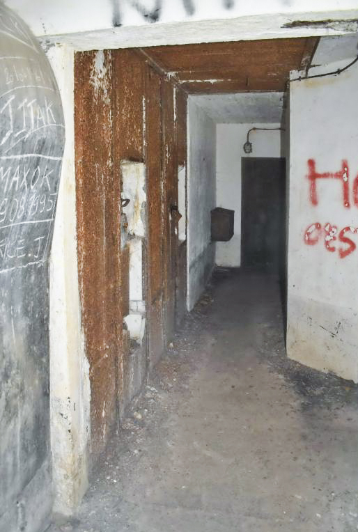 Ligne Maginot - BOIS DE KLANG - X24 (QUARTIER KLANG - III/164° RIF) - (Abri) - Entrée gauche
Couloir et poste de défense de la façade