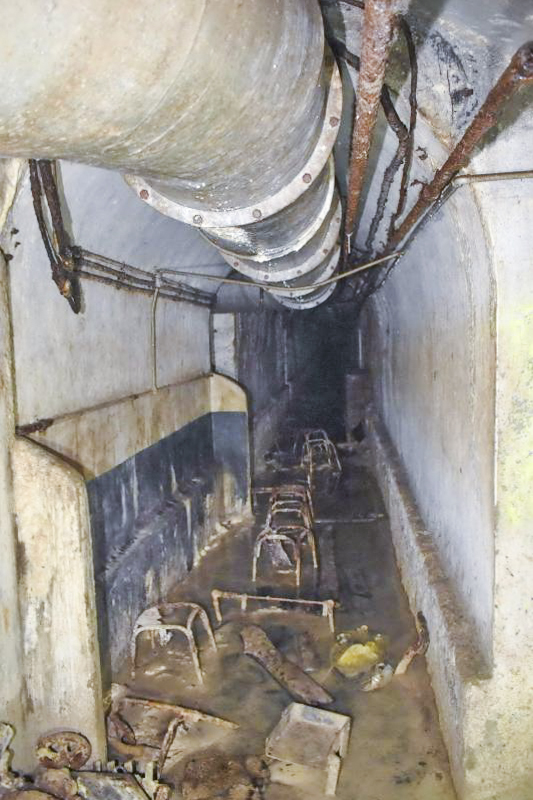Ligne Maginot - BOIS DE KLANG - X24 (QUARTIER KLANG - III/164° RIF) - (Abri) - Couloir reliant les escaliers nord et sud avec un urinoir au bas de l'escalier nord