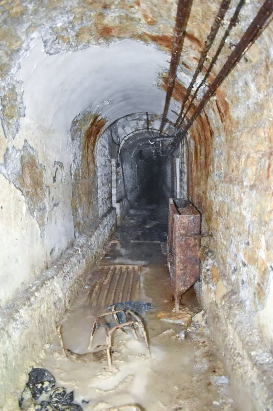 Ligne Maginot - BOIS DE KLANG - X24 (QUARTIER KLANG - III/164° RIF) - (Abri) -  Couloir reliant les escaliers nord et sud. A gauche les chambre de troupe à droite, les service (cuisine, usine etc.)