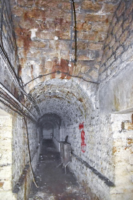 Ligne Maginot - BOIS DE KLANG - X24 (QUARTIER KLANG - III/164° RIF) - (Abri) - Couloir central avec les chambres de troupe de chaque coté