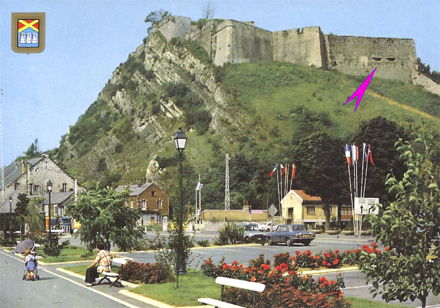 Ligne Maginot - BB7-A - CHARLEMONT - (Blockhaus pour canon) - Vue extérieure des créneaux Est.
Carte postale des années 1960/1970 montrant les créneaux de la casemate Est avant qu'ils ne soient rebouchés.